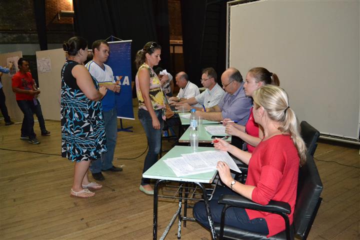 Famílias escolhem número dos apartamentos